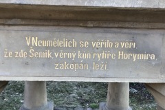 Nápis na pomníku