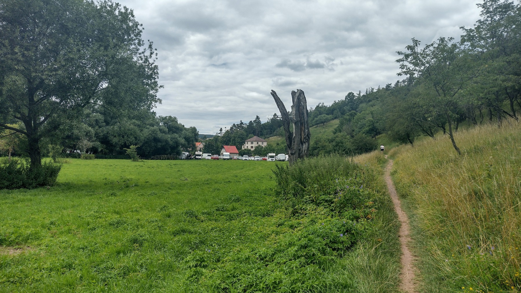 Cesta na Točník - pohled na parkoviště