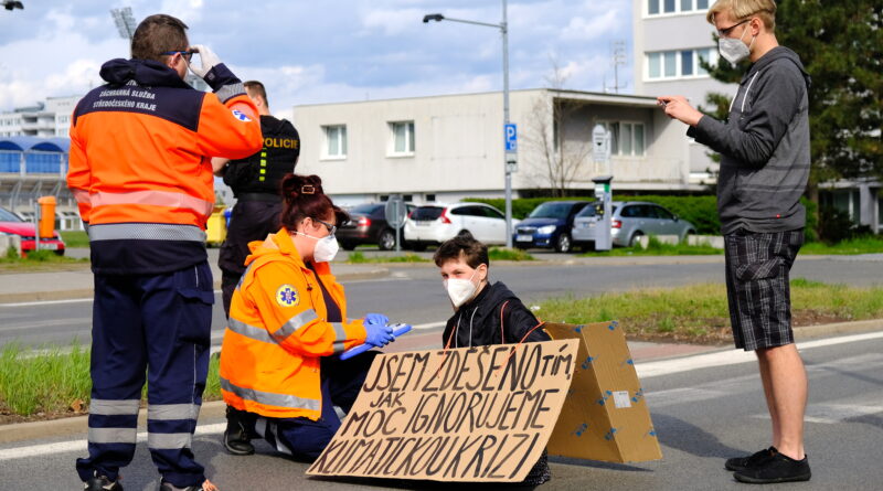 Aktivistka v Boleslavi blokuje dopravu / Zdroj: David Janeba