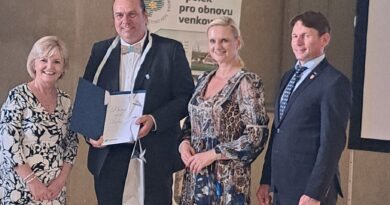 Předávání ocenění starostovi Přerova nad Labem Jiřímu Benešovi. Zdroj: Obec Přerov nad Labem