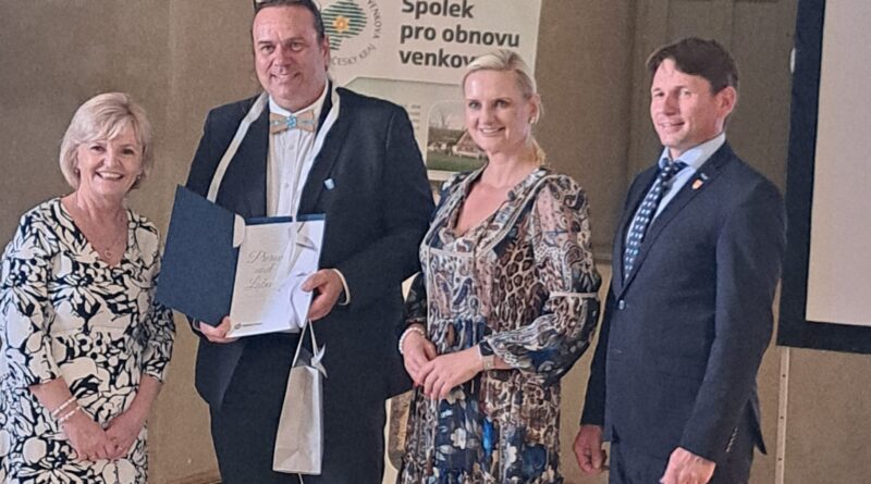 Předávání ocenění starostovi Přerova nad Labem Jiřímu Benešovi. Zdroj: Obec Přerov nad Labem
