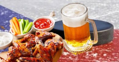 Dobroty k hokeji, křídla, pivo, Grafika: Jiří Novotný