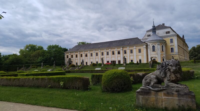 Do Kuksu nemusíte, Lysá nabízí oázu klidu i místa z filmu