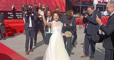 V Karlových Varech byly rozdány ceny jubilejního 60. ročníku Mezinárodního filmového festivalu.