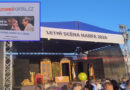 Tři bratři, tři švagrové plus jedna nebezpečně sexy sekretářka: Příbuzné si sice nevybíráme, ale představení ano