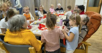 Mezigenerační přátelství mění životy. Ve Středočeském kraji se pravidelně potkávají děti a senioři