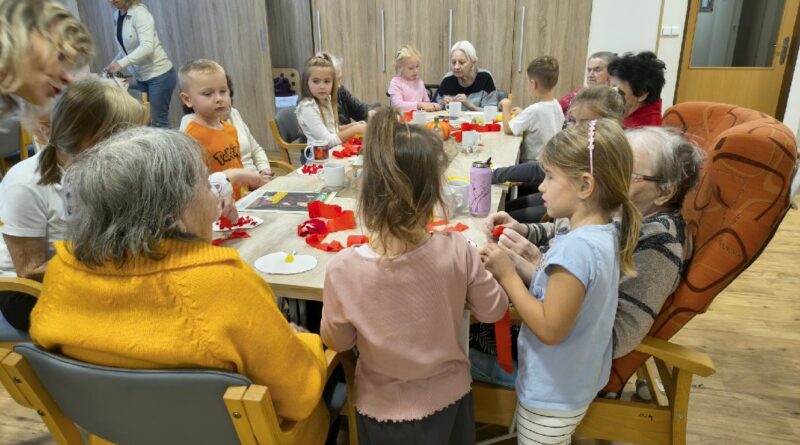 Mezigenerační přátelství mění životy. Ve Středočeském kraji se pravidelně potkávají děti a senioři
