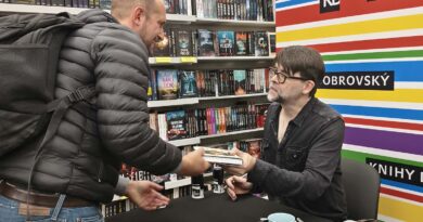 Temný princ hororu okouzlil Prahu: Reportáž z besedy a autogramiády s Joem Hillem