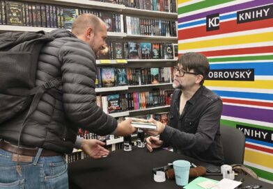 Temný princ hororu okouzlil Prahu: Reportáž z besedy a autogramiády s Joem Hillem